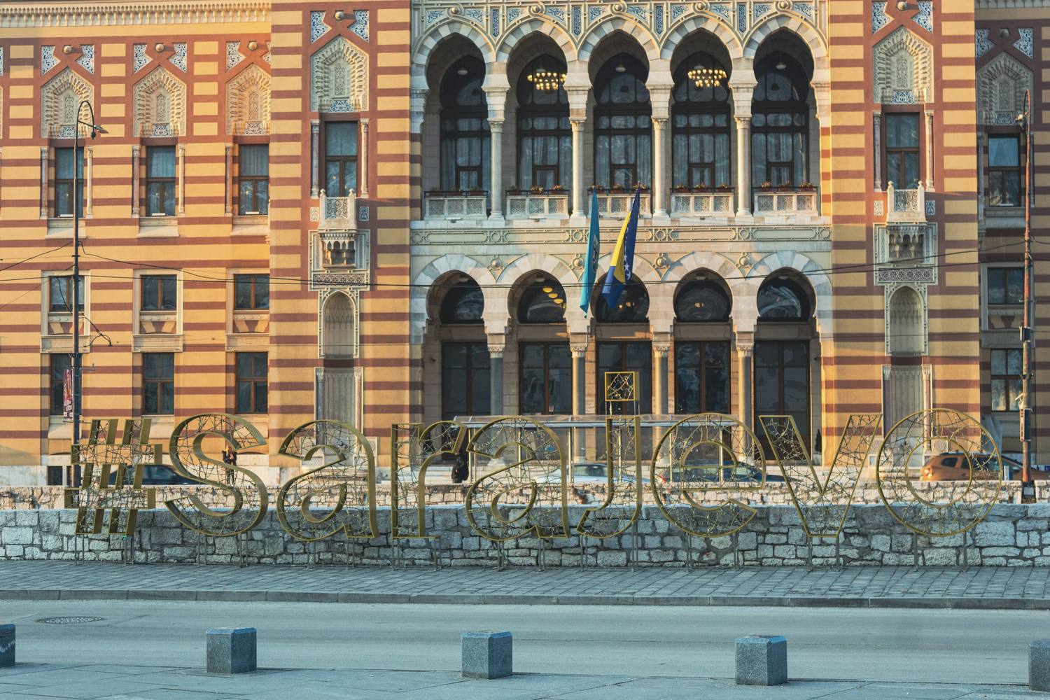 Vijećnica u Sarajevu na obali Miljacke