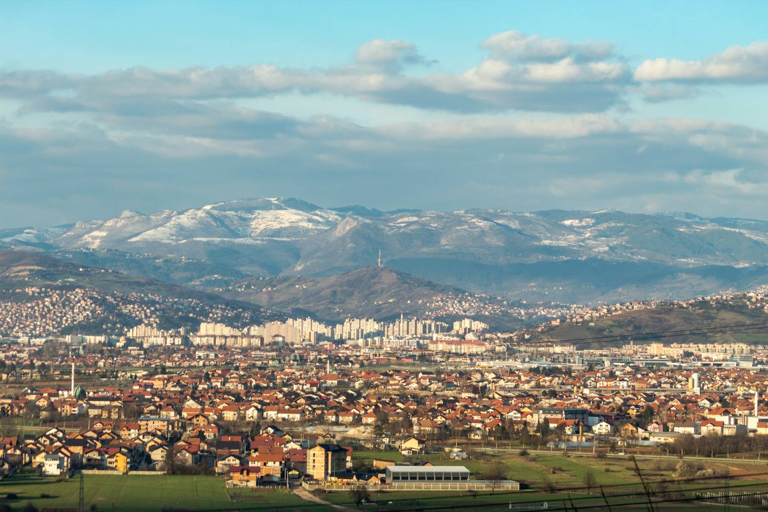 Pogled na Sarajevo s planinama u pozadini